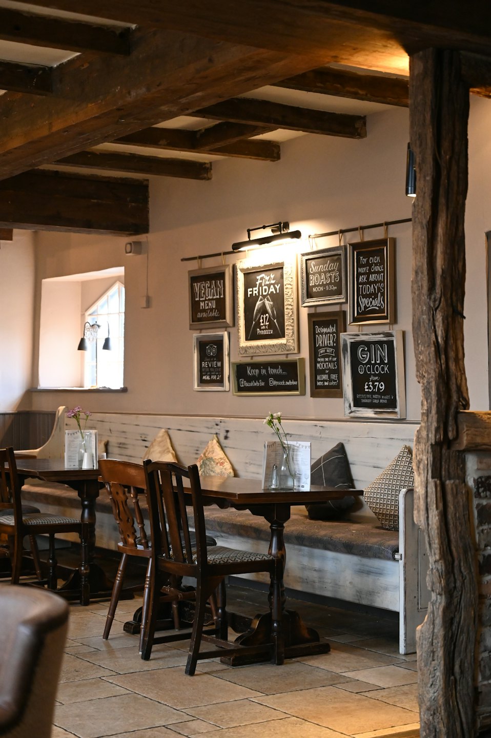 Gemütliches Restaurantinterieur mit Tagesangeboten auf Wandtafeln.