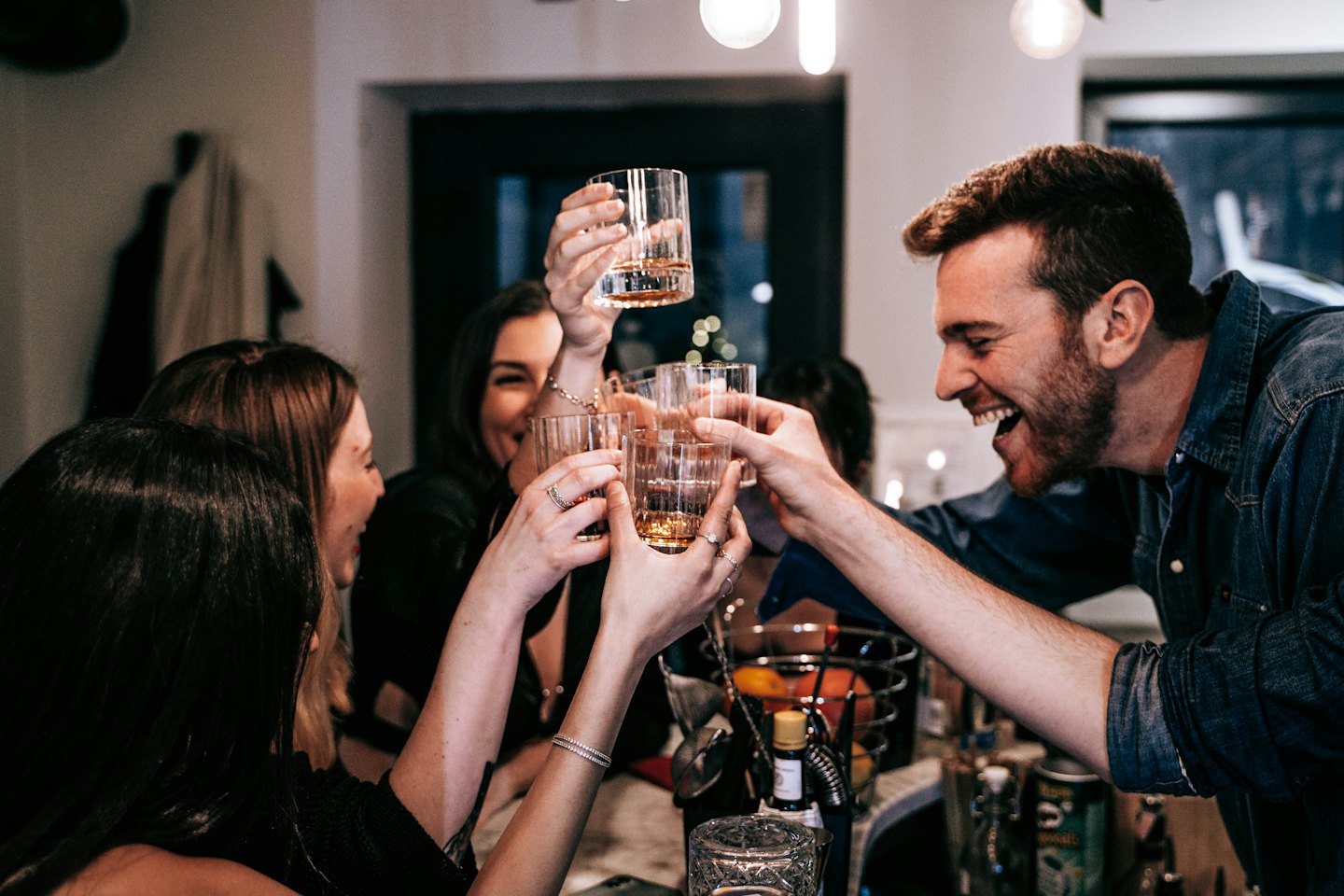 Freunde stoßen mit ihren Gläsern auf einen feierlichen Toast an.